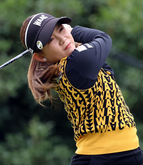 前日サスペンデッドでの1番、ティーショットを放つ吉本（撮影・狩俣裕三）