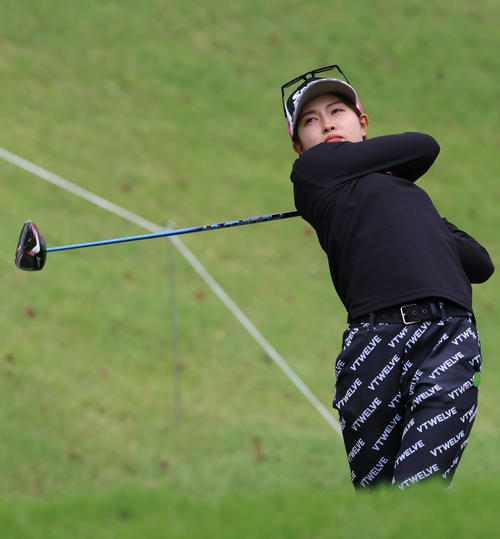 9番、ティーショットを放つ小倉（撮影・狩俣裕三）
