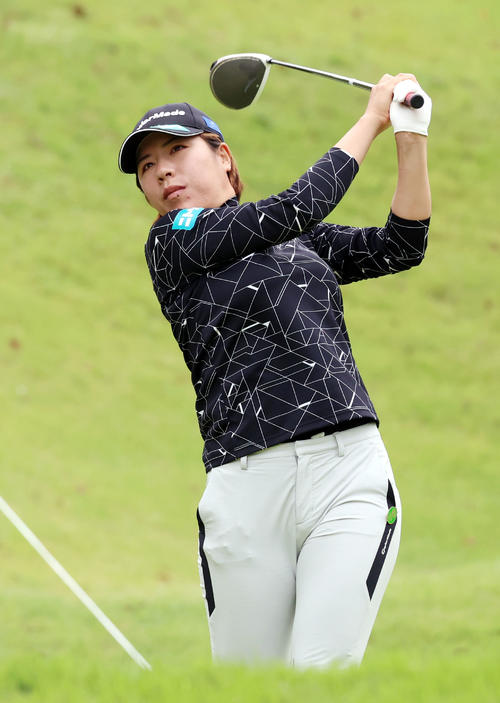 9番、ティーショットを放つ岡山（撮影・狩俣裕三）