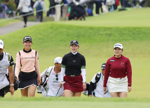 前日サスペンデッドでの16番、グリーンに向かう、左から菅沼、吉田、勝（撮影・狩俣裕三）