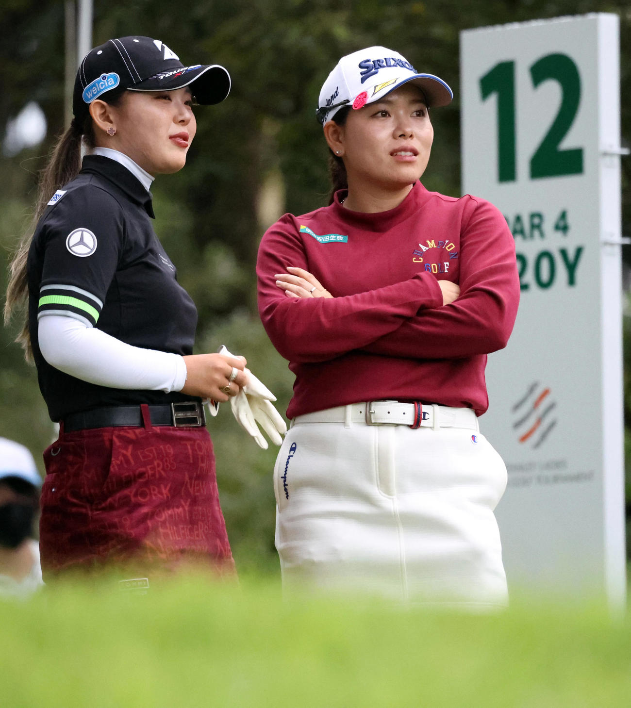 12番、ティーショットを待つ間、話をする吉田（左）と勝（撮影・狩俣裕三）