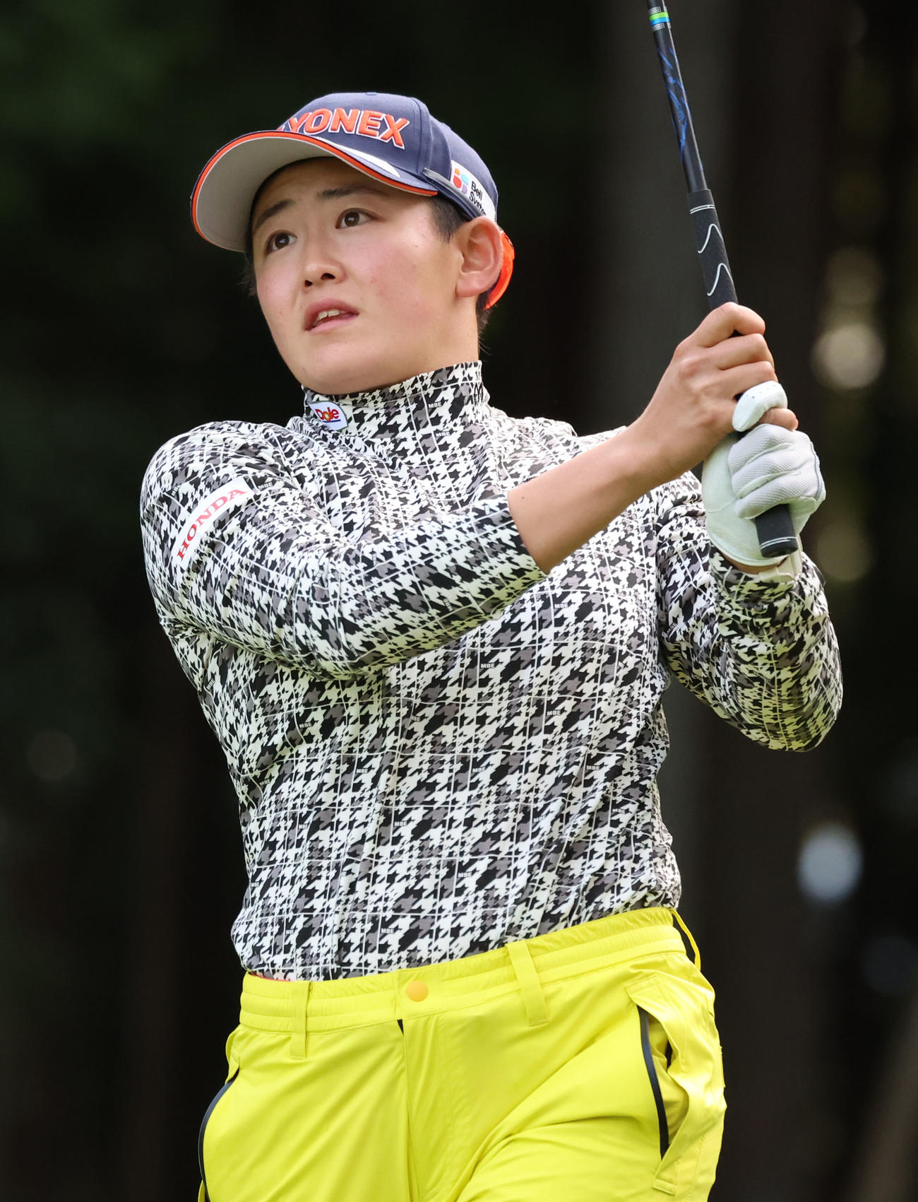 前日のサスペンデッドでの18番、ティーショットを放つ岩井明（撮影・狩俣裕三）