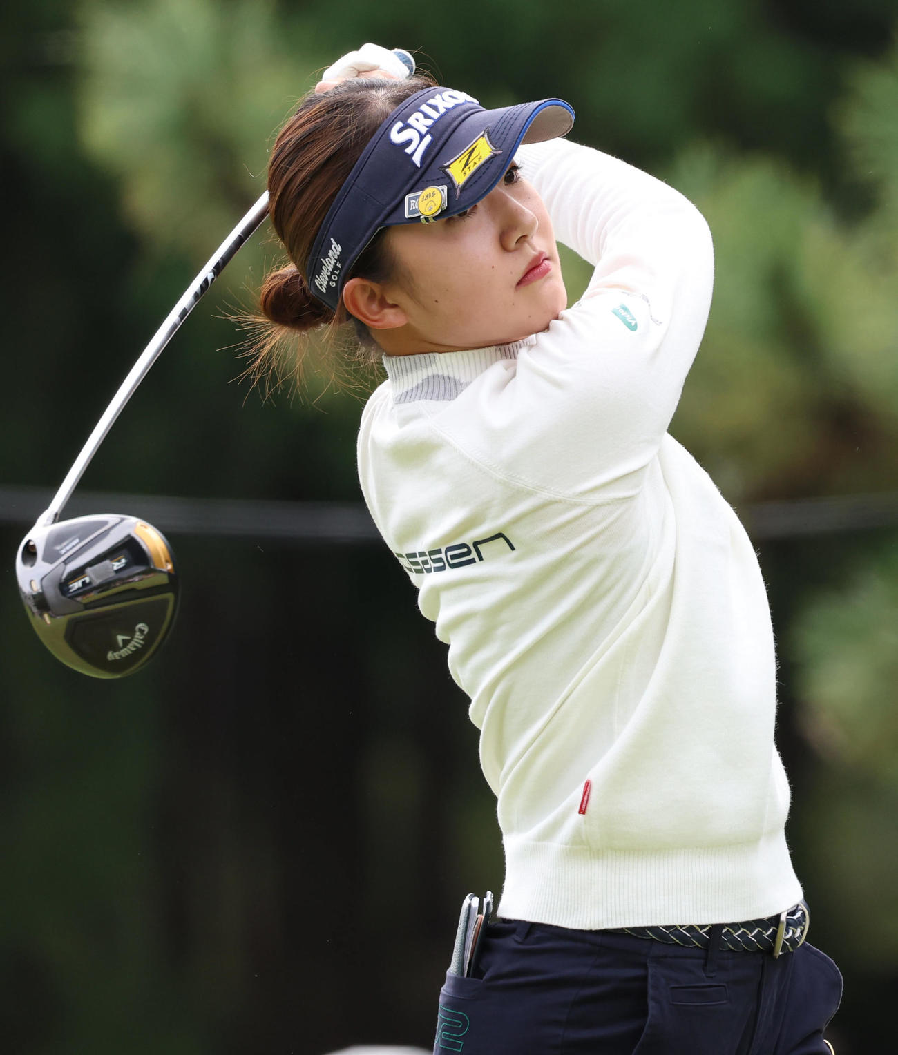 1番、ティーショットを放つ岸部（撮影・狩俣裕三）