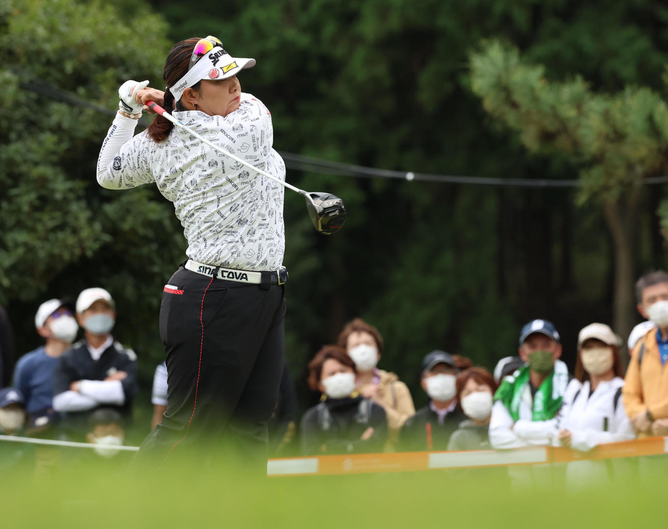 1番、ティーショットを放つ酒井（撮影・狩俣裕三）