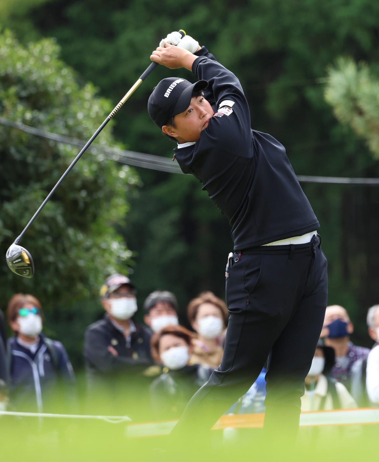 1番、ティーショットを放つ工藤（撮影・狩俣裕三）