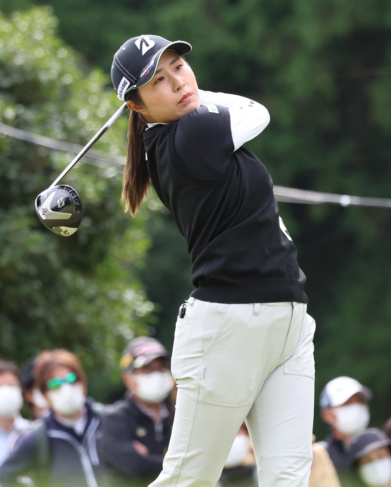 1番、ティーショットを放つ大里（撮影・狩俣裕三）