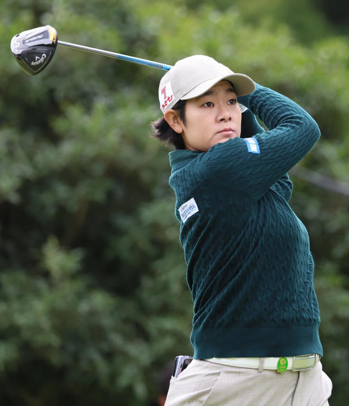 1番、ティーショットを放つ川岸（撮影・狩俣裕三）