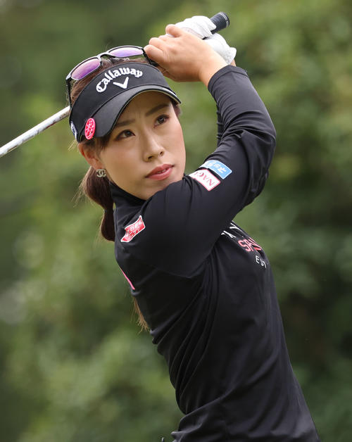1番、ティーショットを放つ木村（撮影・狩俣裕三）