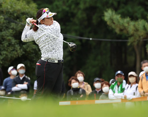 1番、ティーショットを放つ酒井（撮影・狩俣裕三）
