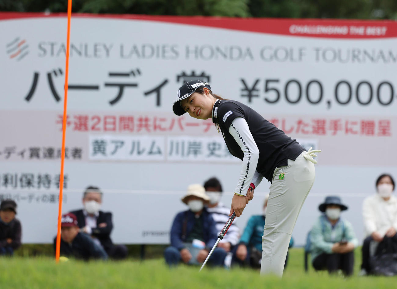 9番、バーディーパットを決める大里（撮影・狩俣裕三）