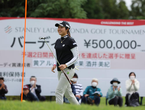 9番、バーディーパットを決める大里（撮影・狩俣裕三）