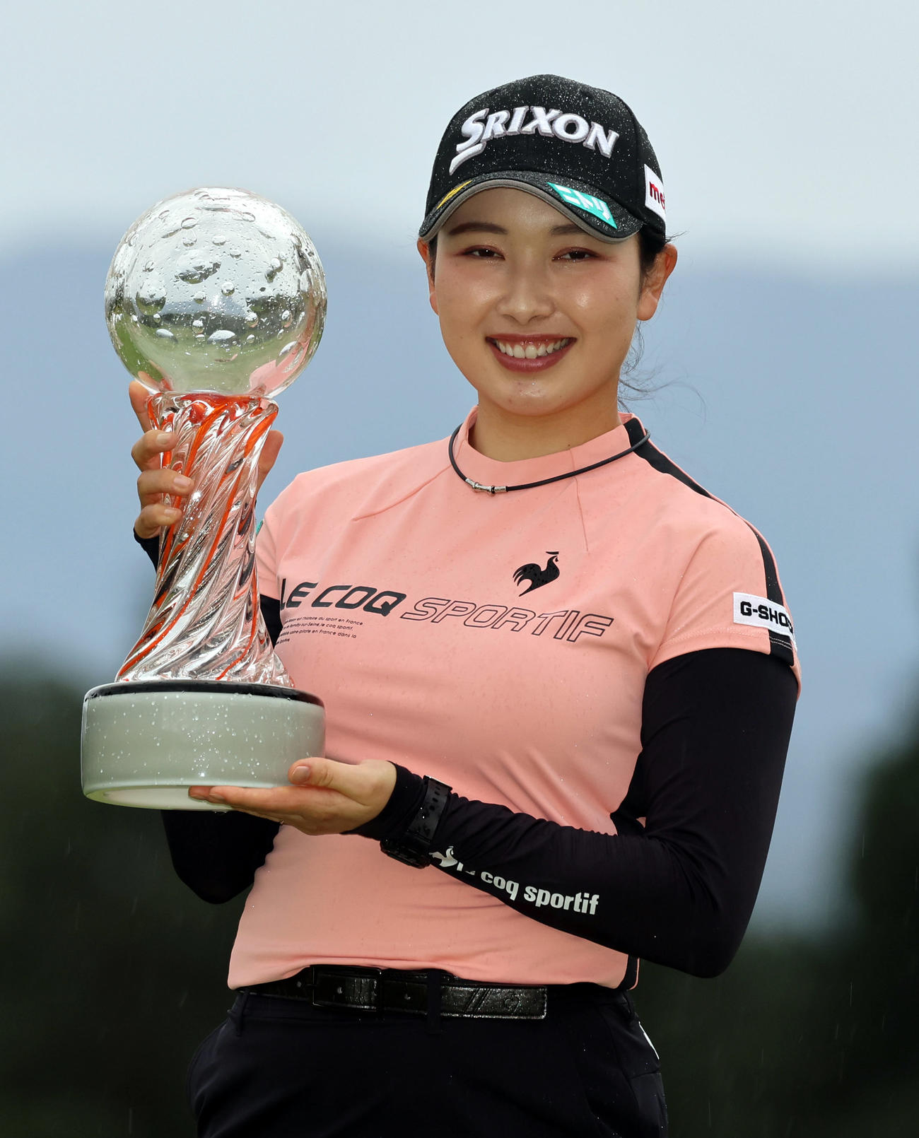 優勝を決め、クリスタルトロフィーを手に笑顔を見せる小祝（撮影・狩俣裕三）
