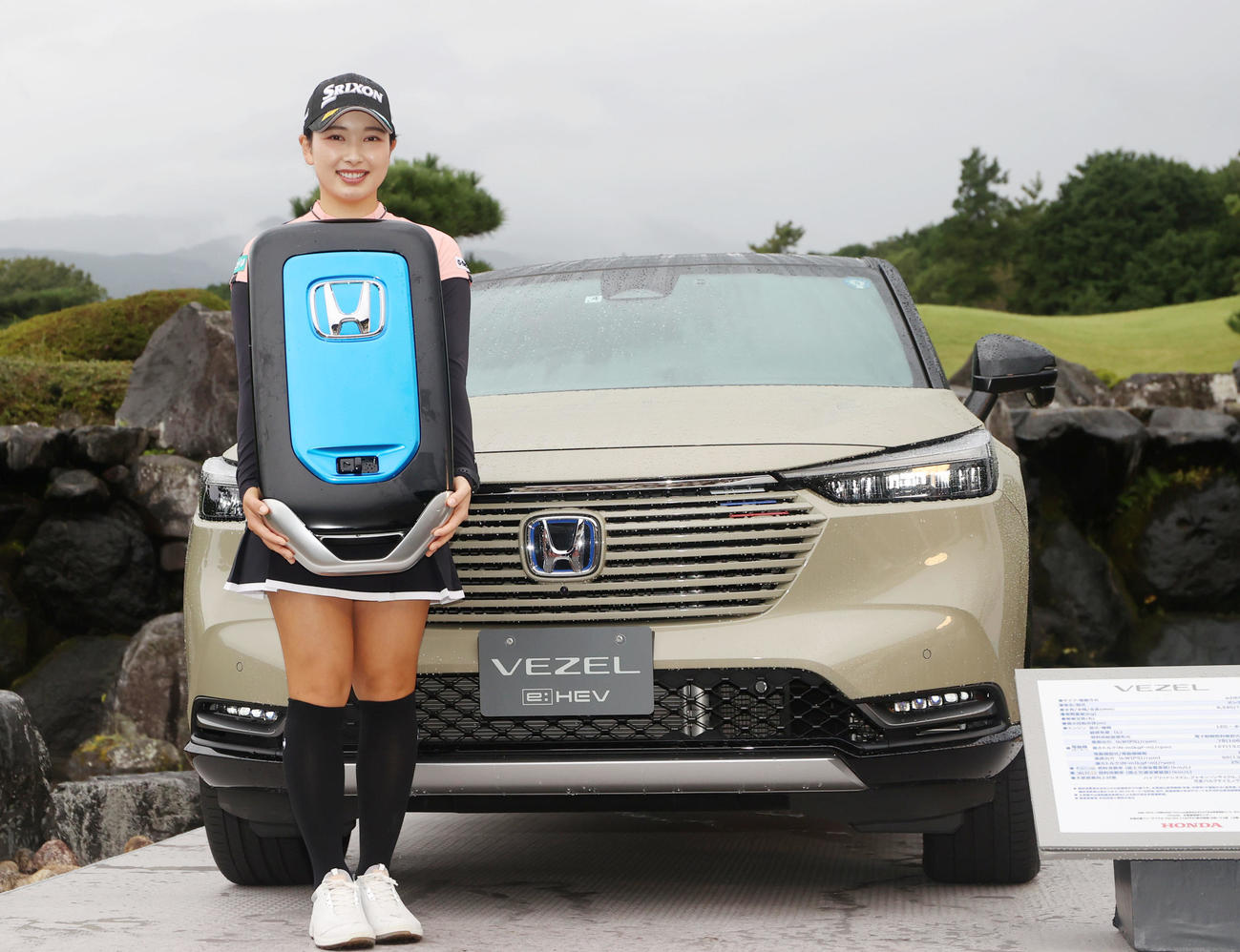 優勝を決め、優勝賞品のホンダ車といっしょに記念撮影する小祝（撮影・狩俣裕三）