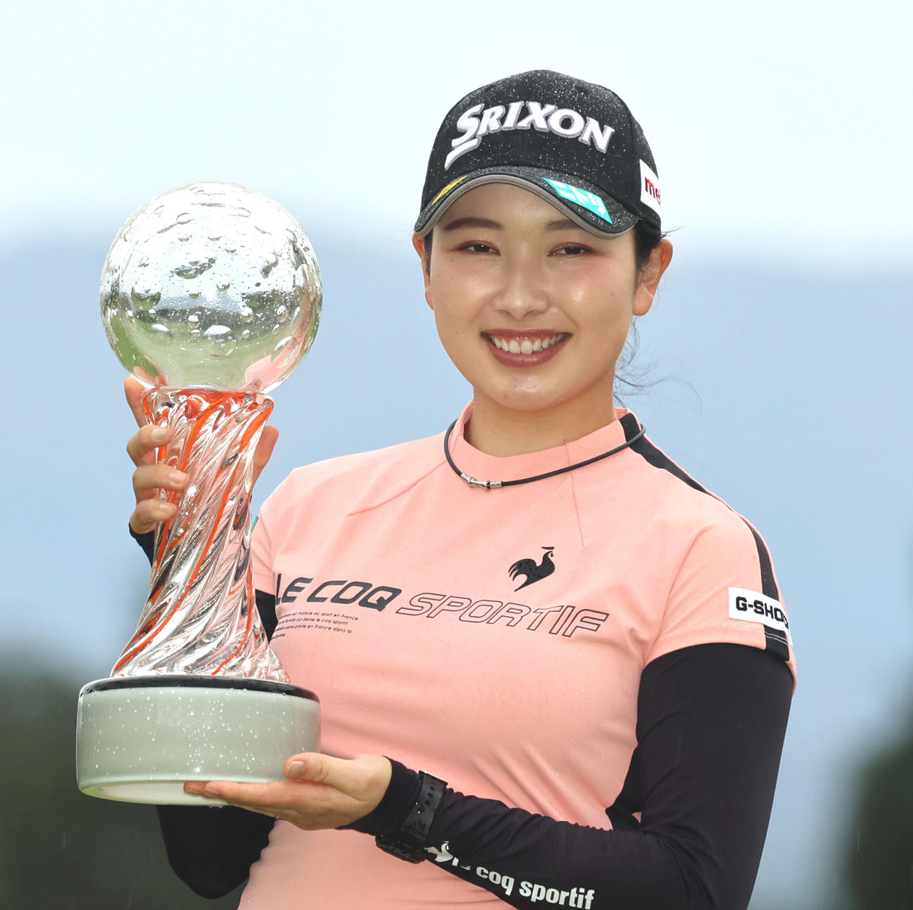 優勝を決め、クリスタルトロフィーを手に笑顔を見せる小祝（撮影・狩俣裕三）
