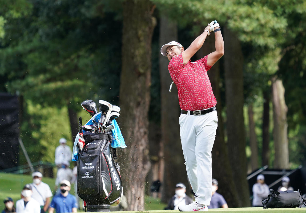 練習日の17番、セカンドショットを放つ松山（撮影・垰建太）