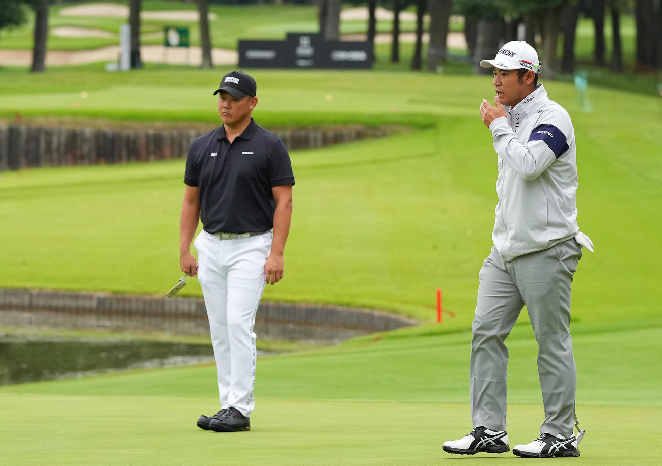 プロアマ戦でパットを外し厳しい表情の松山（右）。左は松坂氏（撮影・垰建太）