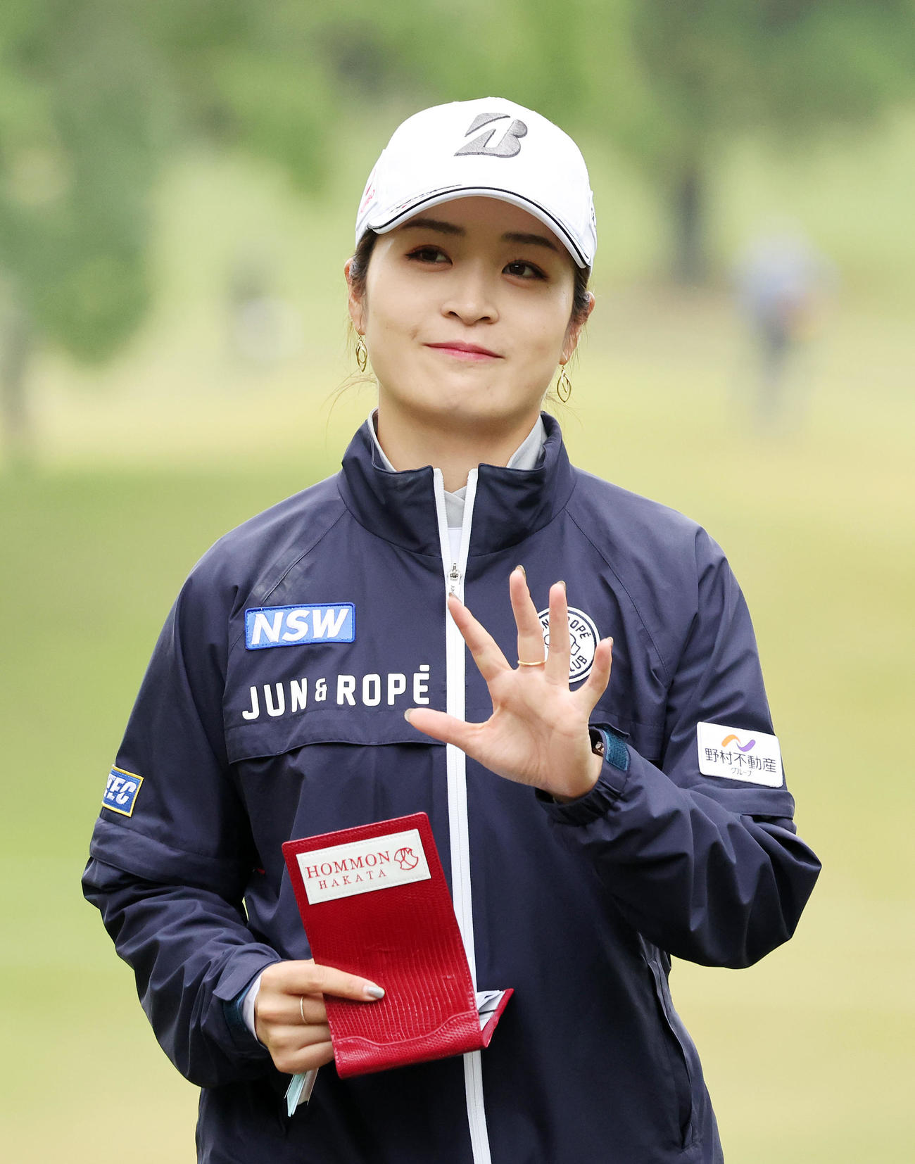 2番、ティー前、笑顔を見せる三ヶ島（撮影・鈴木正人）