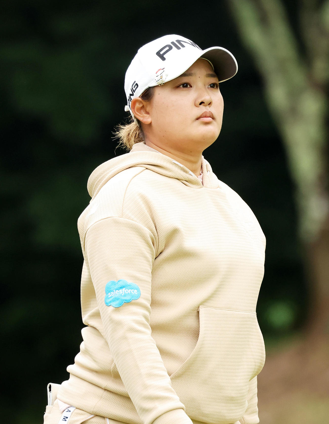 2番、ティーショットを放ち歩き出す鈴木（撮影・鈴木正人）