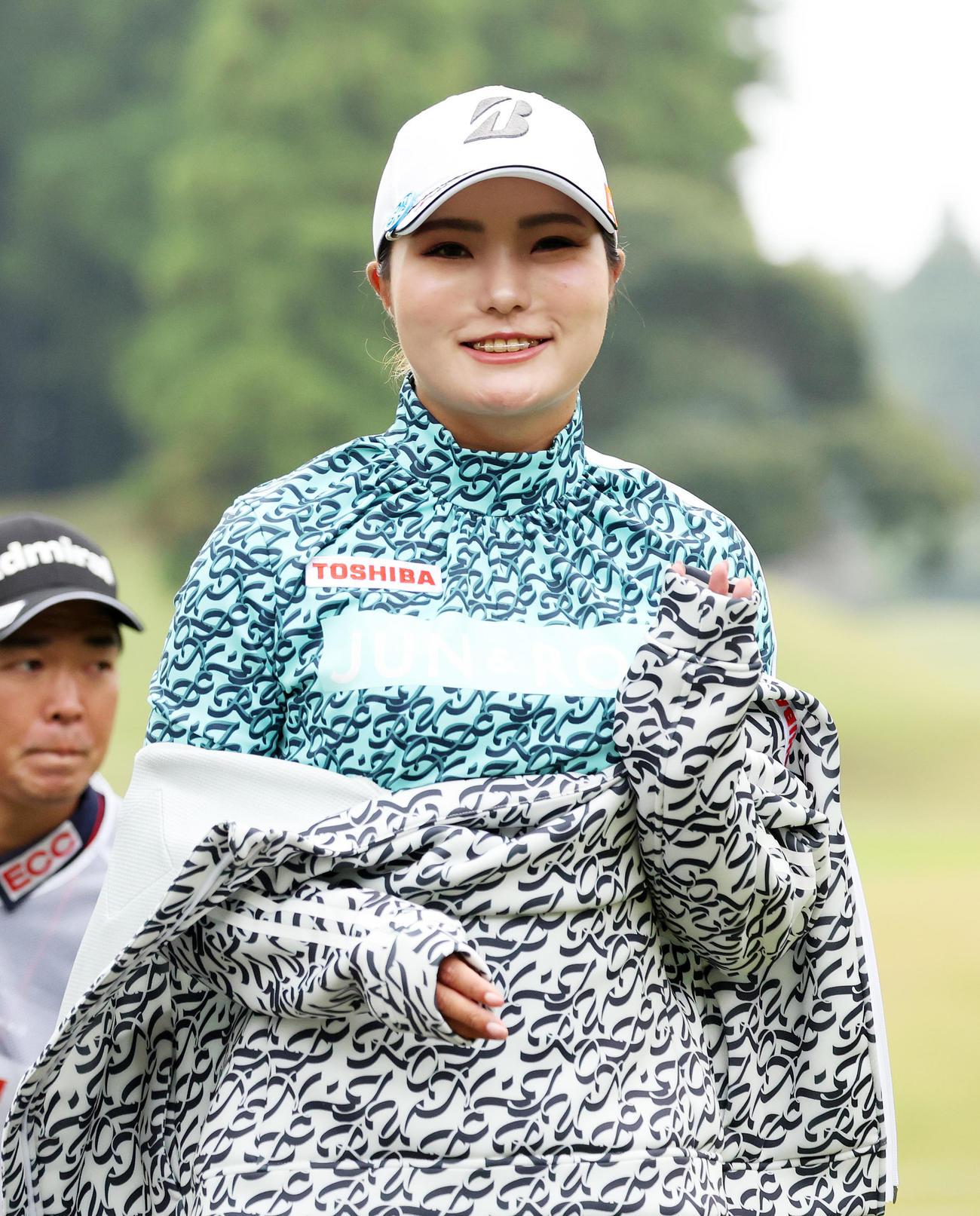 2番、ティー前、笑顔を見せる高橋（撮影・鈴木正人）
