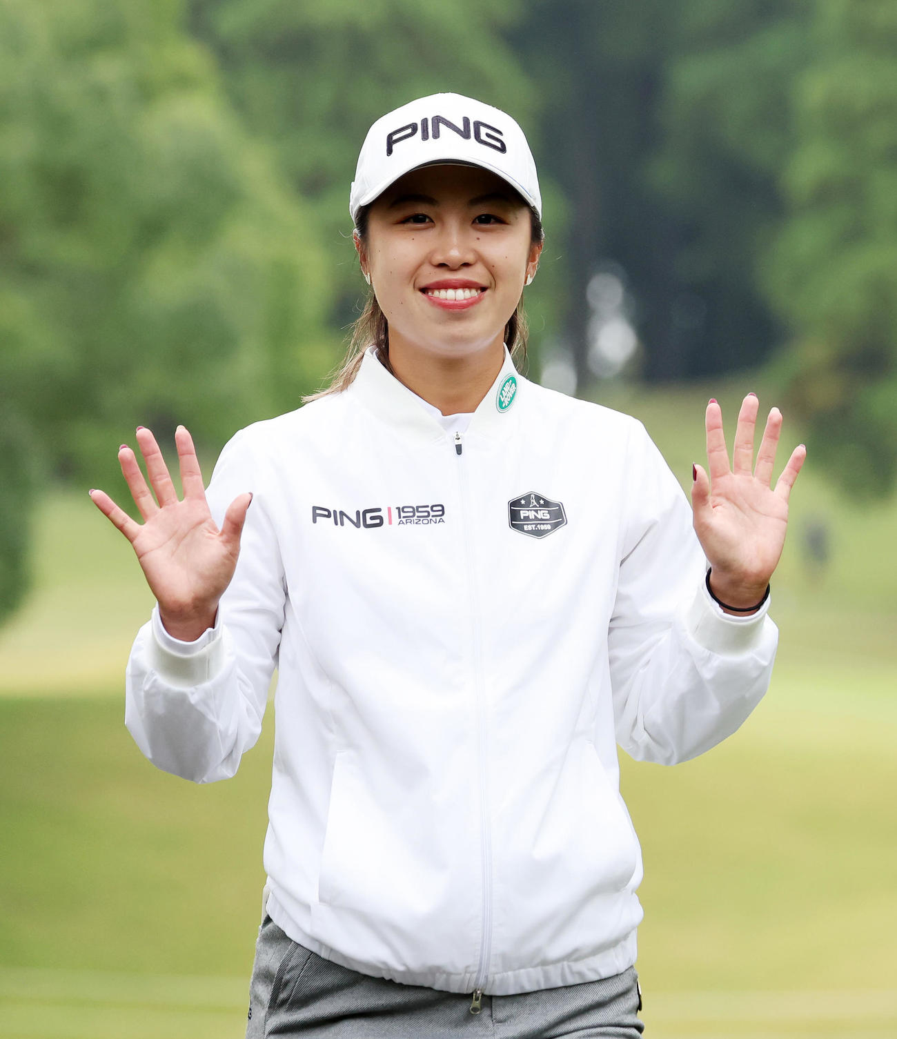 2番、ティー前、笑顔を見せる上野（撮影・鈴木正人）