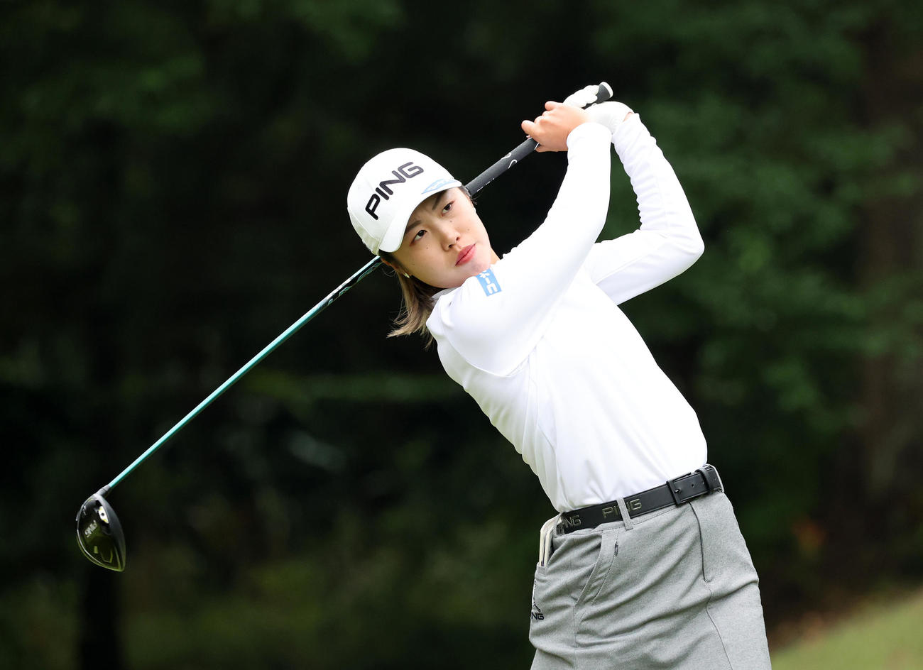 2番、ティーショットを放つ上野（撮影・鈴木正人）