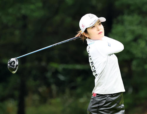 2番、ティーショットを放つ三ヶ島（撮影・鈴木正人）