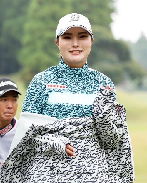 2番、ティー前、笑顔を見せる高橋（撮影・鈴木正人）