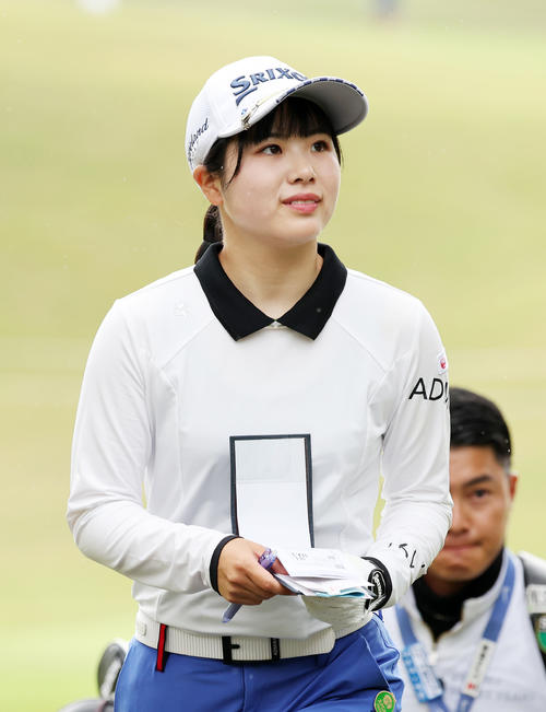 2番、ティー前、笑顔を見せる尾関（撮影・鈴木正人）