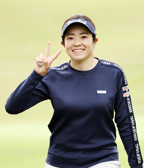 2番、ティー前、笑顔を見せる仲宗根（撮影・鈴木正人）
