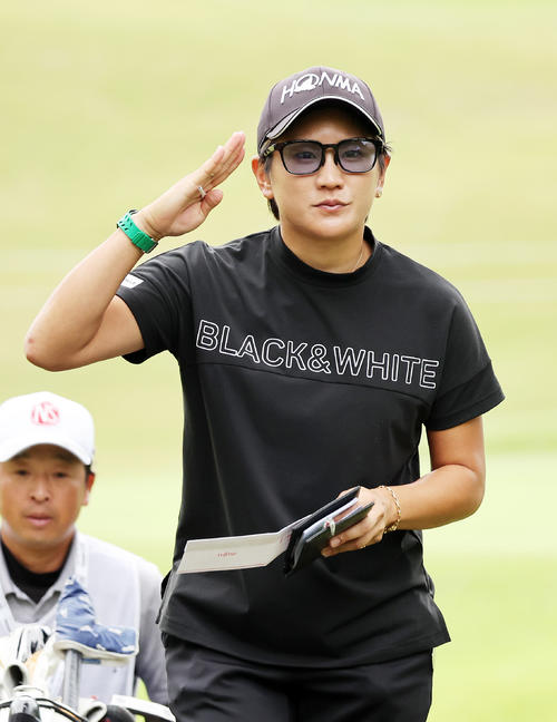 2番、ティー前、ポーズを決める成田（撮影・鈴木正人）