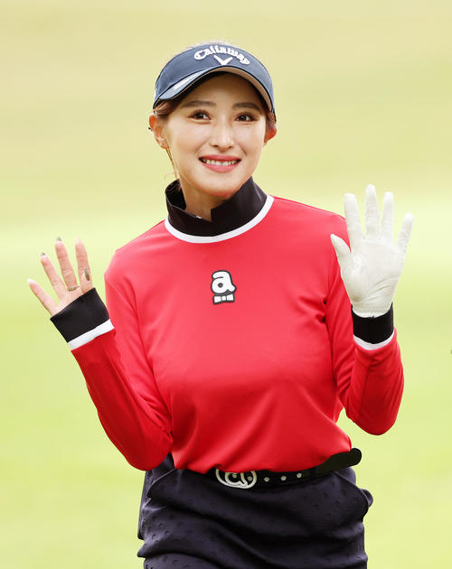 2番、ティー前、笑顔を見せる臼井（撮影・鈴木正人）