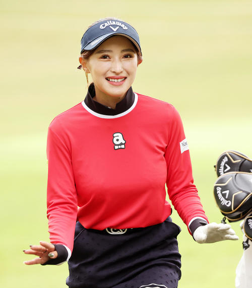 2番、ティー前、笑顔を見せる臼井（撮影・鈴木正人）