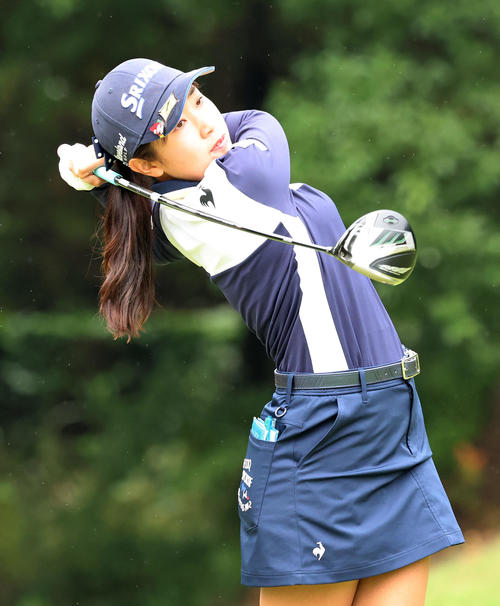 2番、ティーショットを放つ菅沼（撮影・鈴木正人）