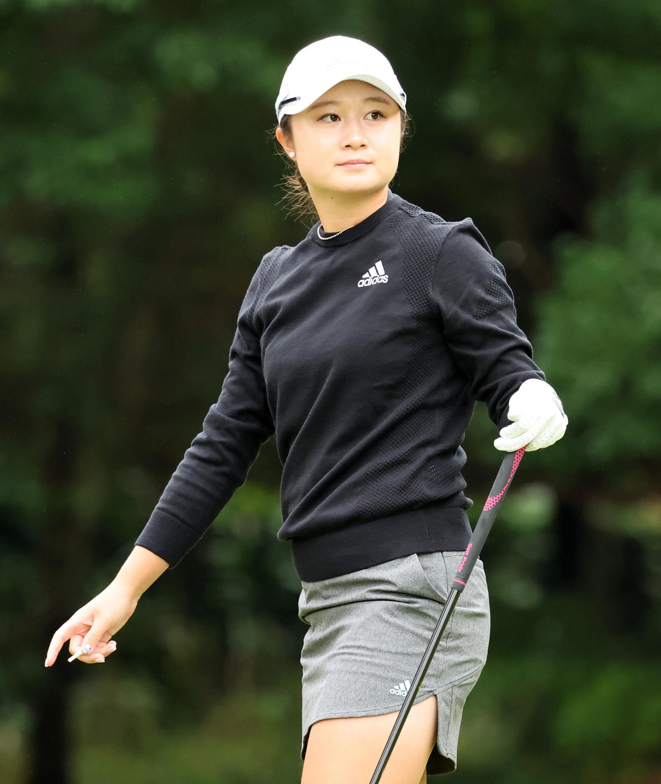 2番、ティーショットを放球の行方を見る森田遥（撮影・鈴木正人）