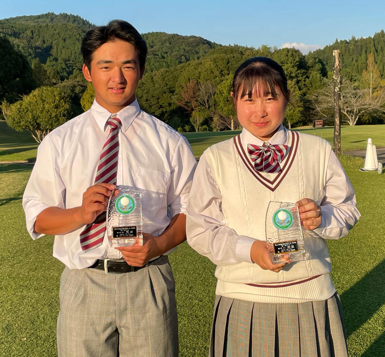 九州新人戦個人の部優勝の2人。男子の丸尾怜央（左）と女子の荒木優奈
