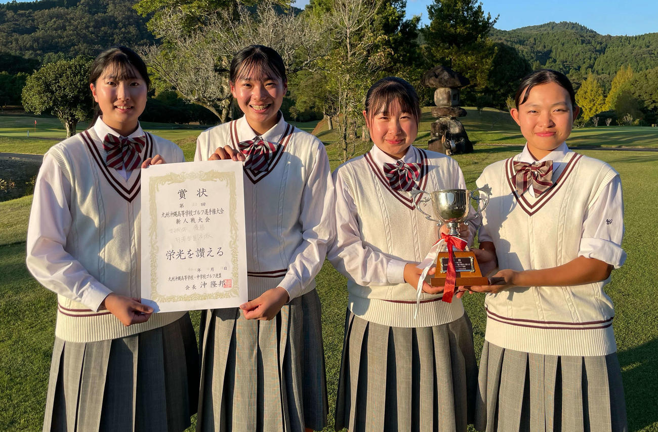 九州新人戦団体女子の部で優勝した日章学園。左から福田、菅、荒木、谷口
