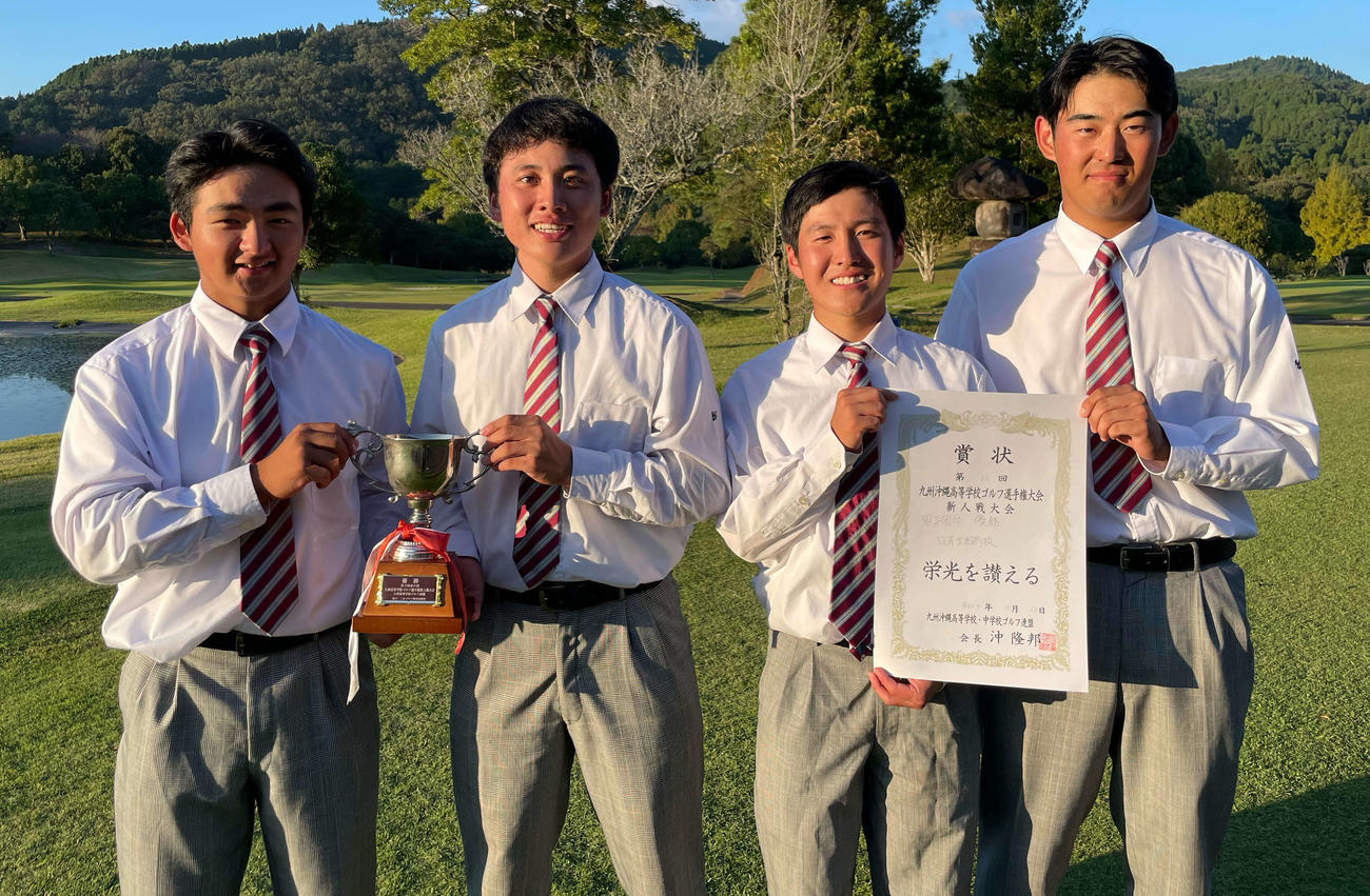九州新人戦団体男子の部を制した日章学園。左から丸尾、上山、中山、秋高