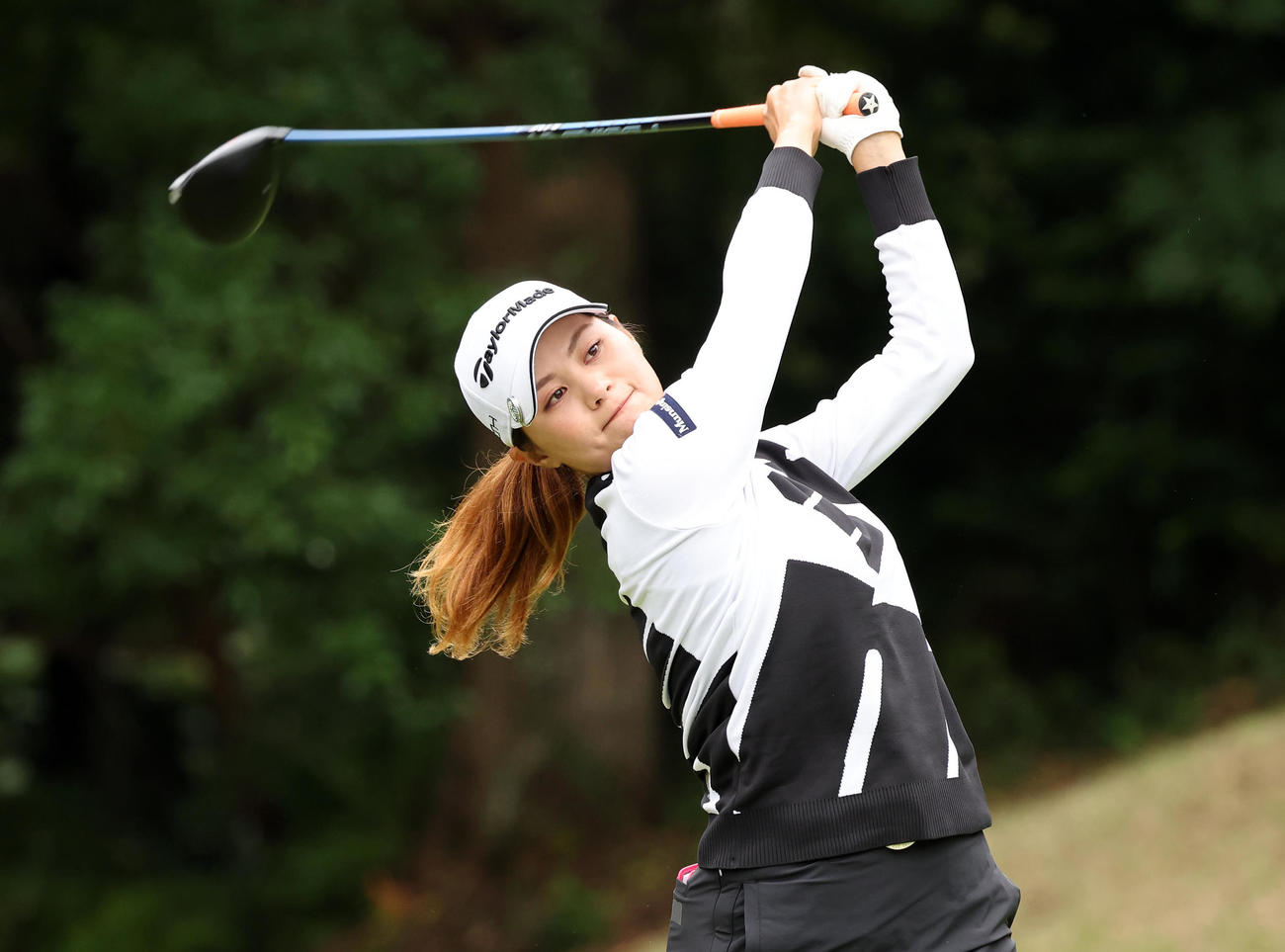 2番、ティーショットを放つ新垣（撮影・鈴木正人）