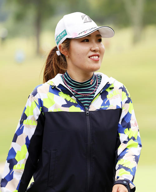 2番、ティーショット前、笑顔を見せる古江彩佳（撮影・鈴木正人）