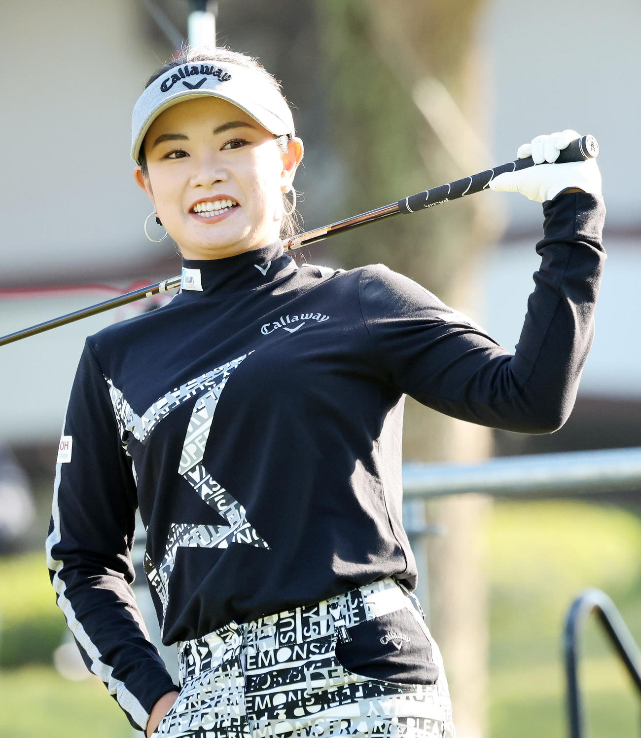 1番、ティーショット前、笑顔を見せる河本（撮影・鈴木正人）