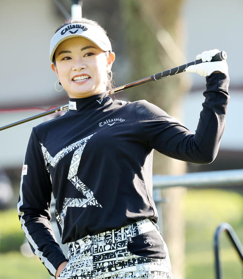 1番、ティーショット前、笑顔を見せる河本（撮影・鈴木正人）