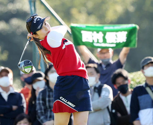 10番、ティーショットを放つ西村（撮影・鈴木正人）