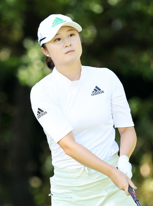 2番、ティーショットを放ち球の行方を見る森田（撮影・鈴木正人）