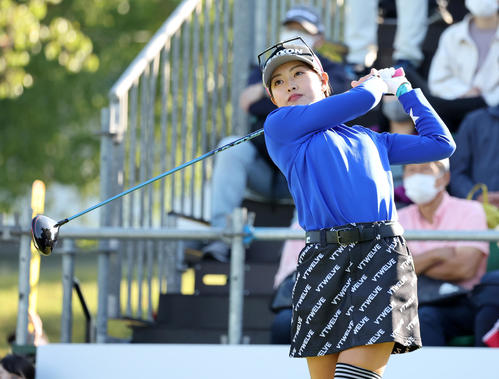 1番、ティーショットを放つ小倉（撮影・鈴木正人）