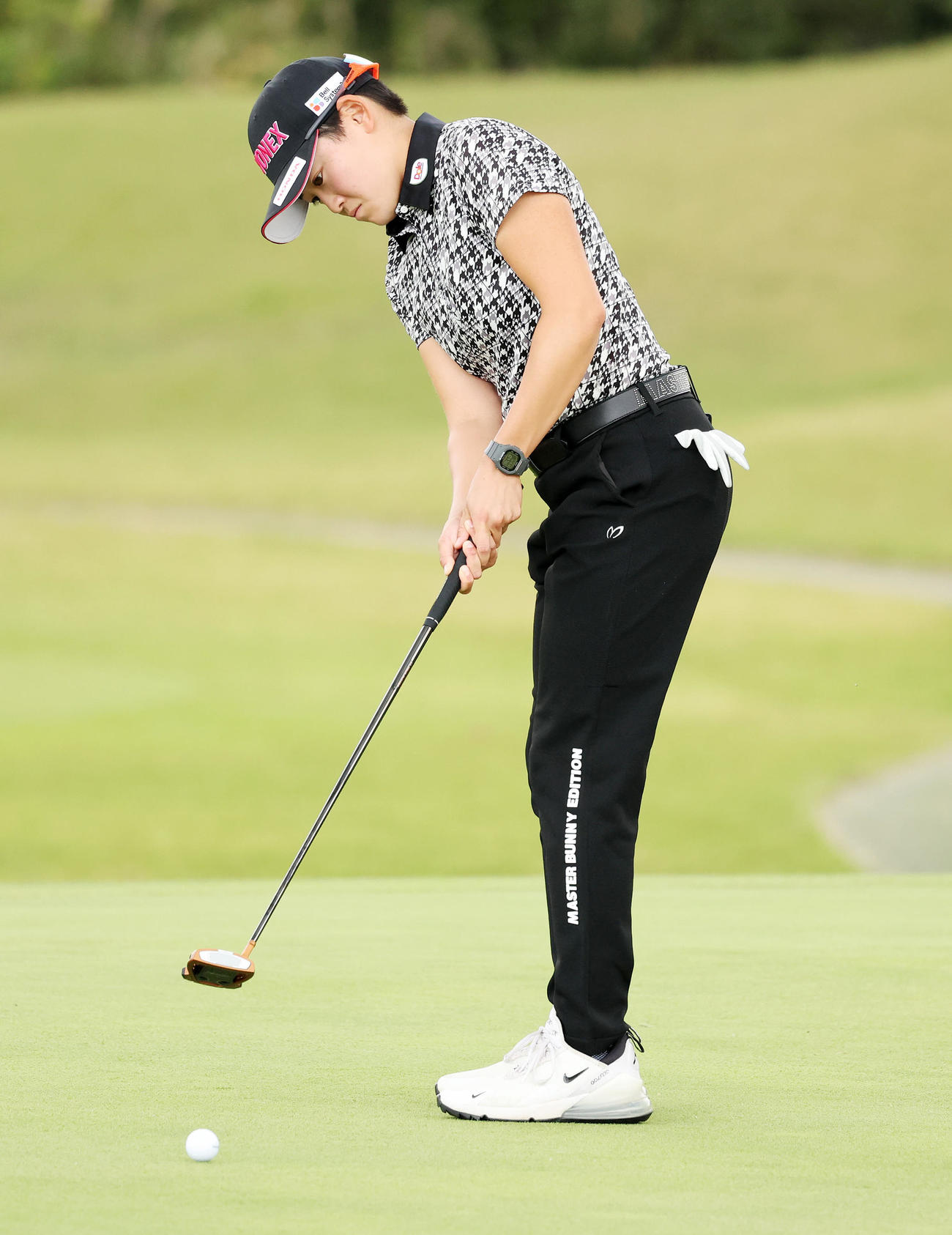 5番、パットを放つ岩井明（撮影・鈴木正人）