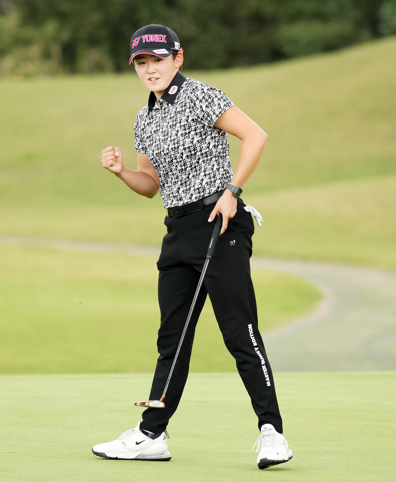 5番、バーディーパットを決めガッツポーズする岩井明（撮影・鈴木正人）