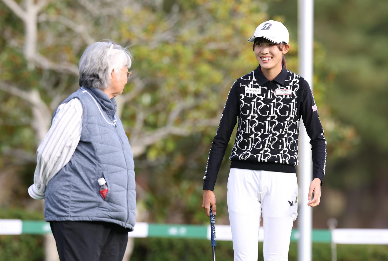 練習中、岡本綾子（左）と談笑する馬場（撮影・前田充）