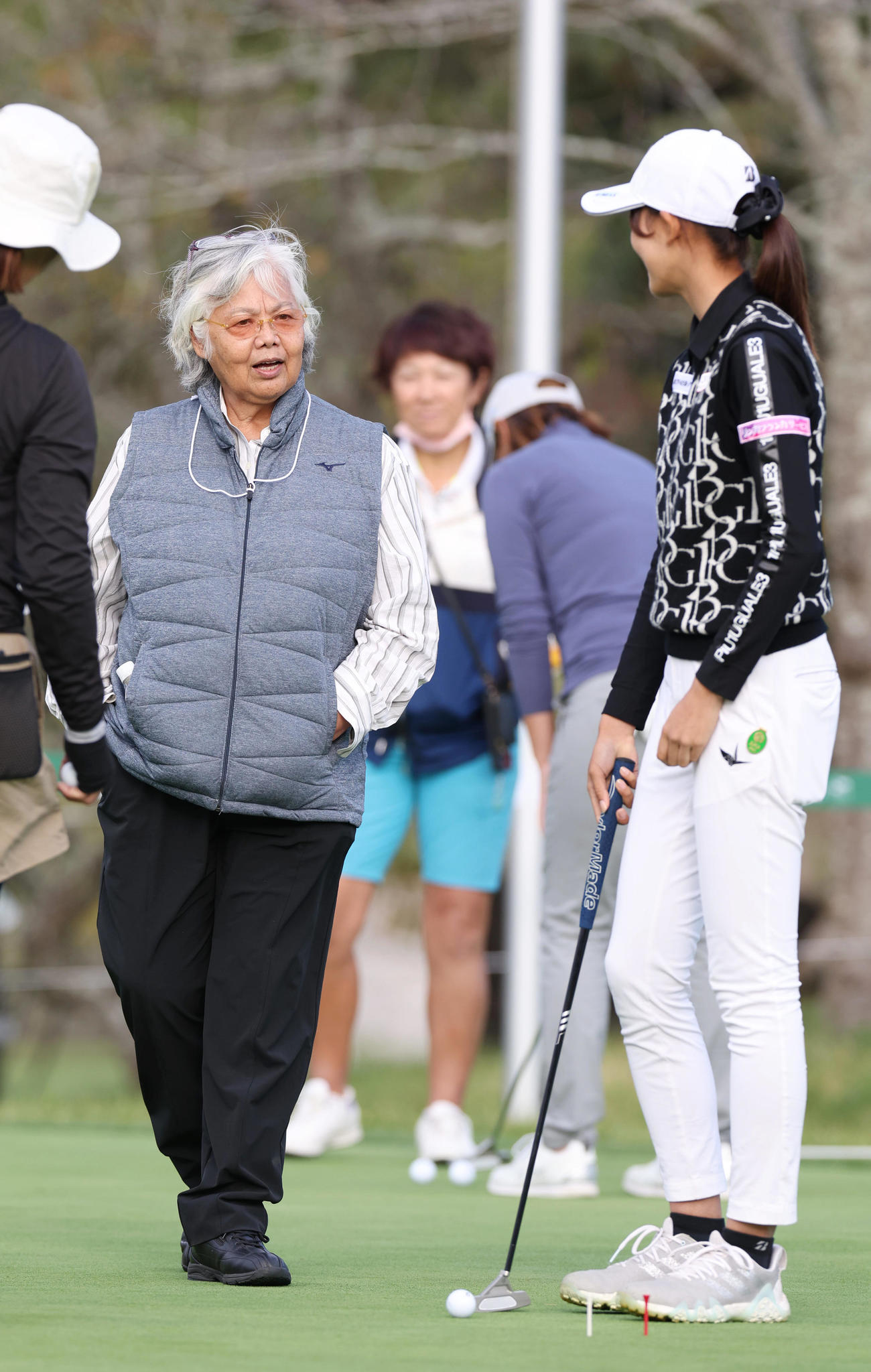 練習する馬場（右）に声を掛ける岡本綾子（撮影・前田充）