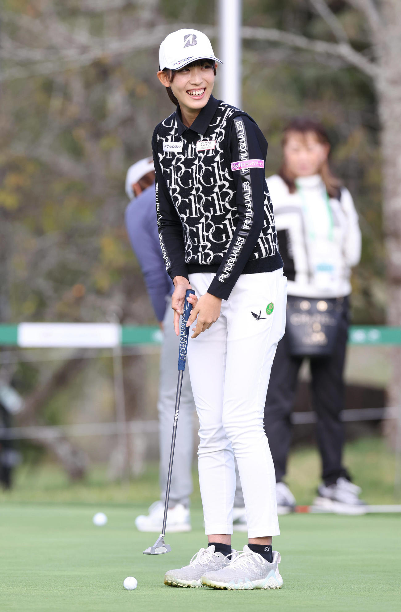 練習場で笑顔を見せる馬場（撮影・前田充）