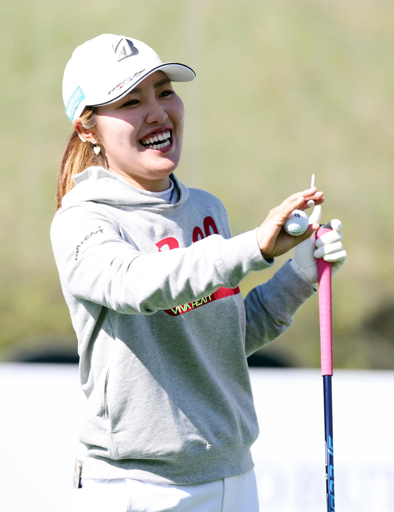 プロアマ戦で笑顔を見せる古江彩佳（撮影・前田充）
